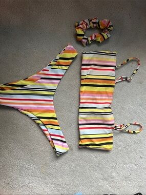ZAFUL Striped Two-Piece Bikini Set with Scrunchie SIZE small